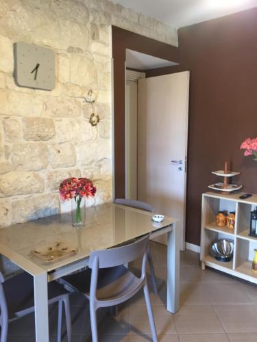 una sala da pranzo con tavolo e sedie di La Casa sul Parco a Modica