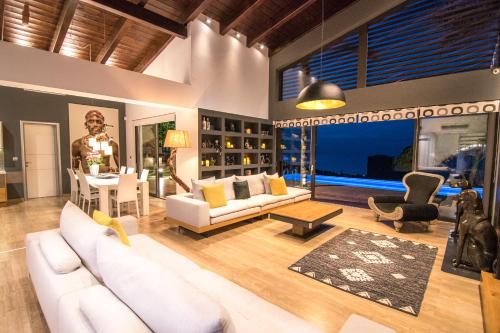Una sala de estar con un sofá blanco y una mesa. en Villa Equinox, en Ixia