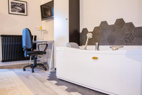 biuro z biurkiem, krzesłem i umywalką w obiekcie Suite Black and Wite w Pizie