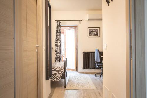 een hal met een kamer met een bureau en een stoel bij Suite Black and Wite in Pisa