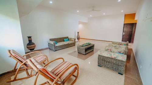 a living room with chairs and a couch at La Iguana de Santa Fe by Bernalo Hotels in Santa Fe de Antioquia