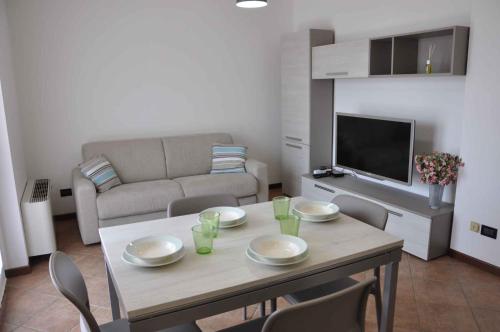 een woonkamer met een tafel en een bank bij Apartment in Lazise - Gardasee 40851 in Lazise