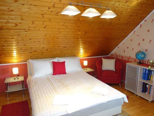 Tempat tidur dalam kamar di Holiday home in Gyenesdias - Balaton 40755