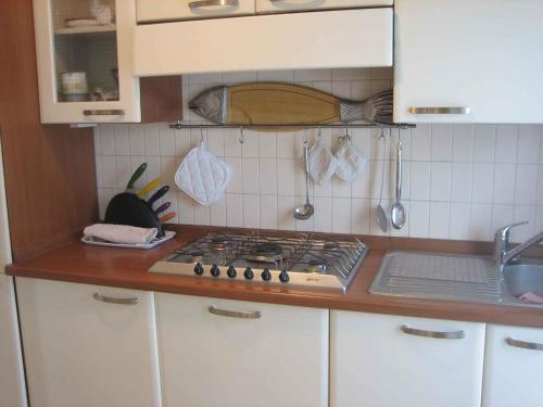 cucina con piano cottura. di Holiday home in Pacengo - Gardasee 21959 a Ronchi
