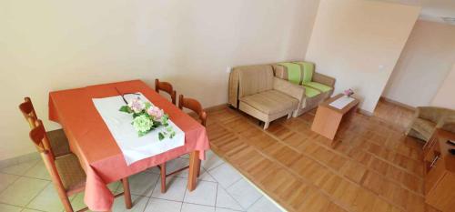 ein Wohnzimmer mit einem Tisch und einem Stuhl in der Unterkunft Apartments in Pavicini - Istrien 40814 in Pavicini