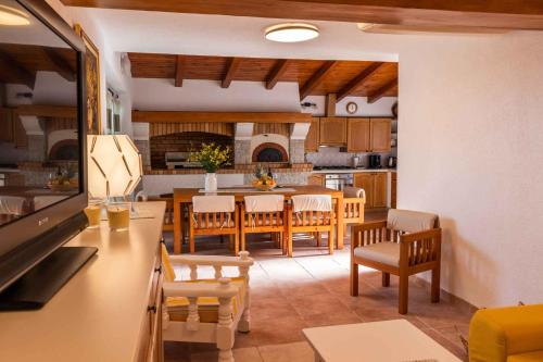 uma cozinha e sala de jantar com mesa e cadeiras em Apartments in Zadar - Zadar Riviera 40411 em Zadar