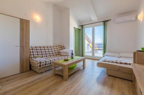 Postel nebo postele na pokoji v ubytování Apartments in Crikvenica 41207