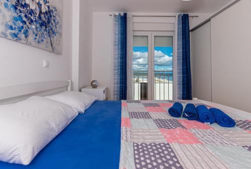 um quarto com uma cama e uma janela com vista em Apartments in Crikvenica 41205 em Crikvenica