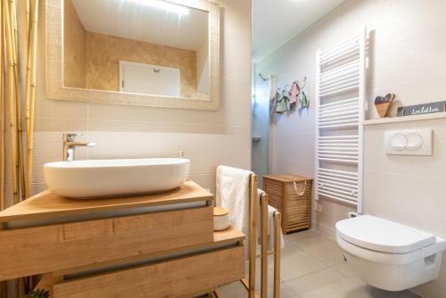 un baño con lavabo e inodoro en Villa Rogač, en Sutivan