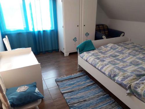 um pequeno quarto com uma cama e um tapete em Holiday home in Balatonmariafürdo 40806 em Balatonmáriafürdő