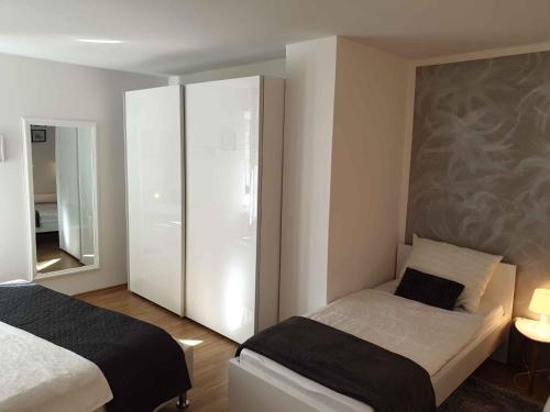 una camera con due letti, un armadio e uno specchio di Apartment in Postojna 40257 a Postumia