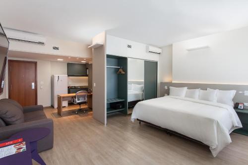 Cama ou camas em um quarto em eSuites Virgínia Luxemburgo