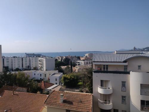 Photo de la galerie de l'établissement 3 pièces près des plages de Juan avec parking, à Juan-les-Pins