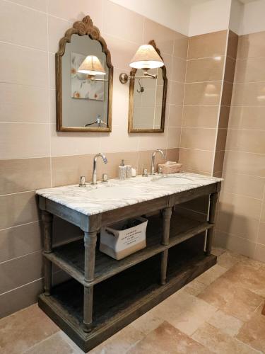 a bathroom with a sink and a mirror at Le Clos Bel Ami Chambre d'hôtes avec piscine in Bec-de-Mortagne