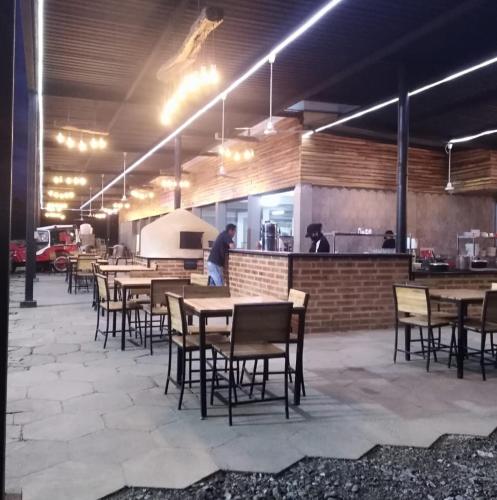 un grupo de mesas y sillas en un restaurante en Hotel HACIENDA SAN AGUSTIN, en Marinilla