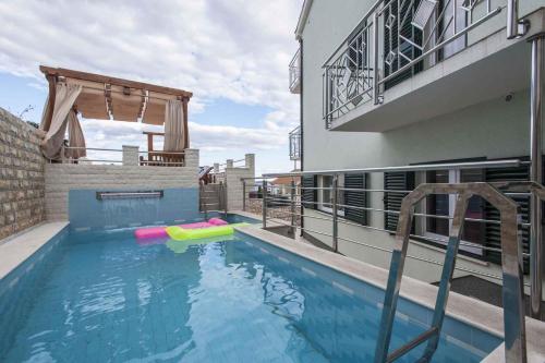 una piscina en medio de un edificio en Holiday home in Sevid 36049, en Sevid