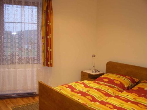 1 dormitorio con cama y ventana en Holiday home in Ruda 2035, en Ruda