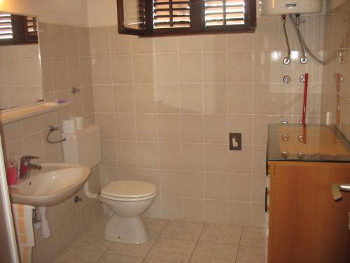 un baño con inodoro y lavabo en Apartment in Kukljica - Insel Ugljan 38785, en Kukljica