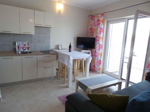 O bucătărie sau chicinetă la Apartments Karlobag/Velebit Riviera 34630
