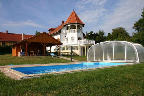 Bazén v ubytovaní Holiday home Cserszegtomaj/Balaton 39729 alebo v jeho blízkosti