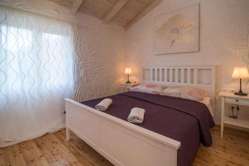 sypialnia z łóżkiem i dwoma ręcznikami na nim w obiekcie Holiday home in Risika - Insel Krk 38433 w mieście Risika