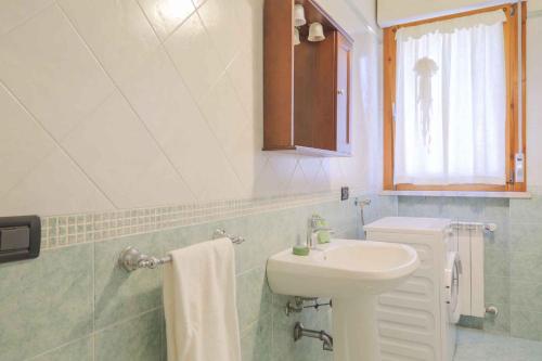 Baño blanco con lavabo y aseo en Apartment in Poggibonsi/Toskana 38410 en Poggibonsi