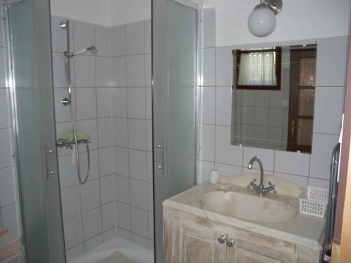 y baño con ducha, lavamanos y ducha. en Holiday home Cserszegtomaj/Balaton 38183, en Cserszegtomaj
