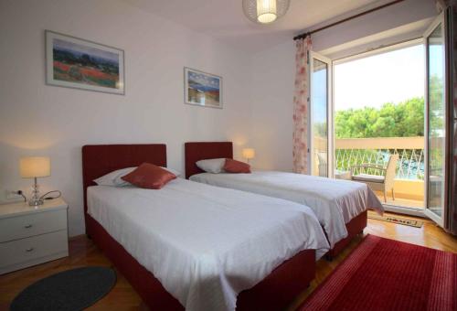- une chambre avec 2 lits et une fenêtre avec vue dans l'établissement Apartment in Porec/Istrien 38642, à Poreč