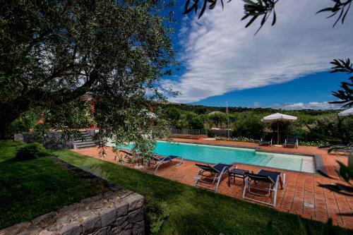 Výhľad na bazén v ubytovaní Apartment in Linguaglossa/Sizilien 38022 alebo v jeho blízkosti