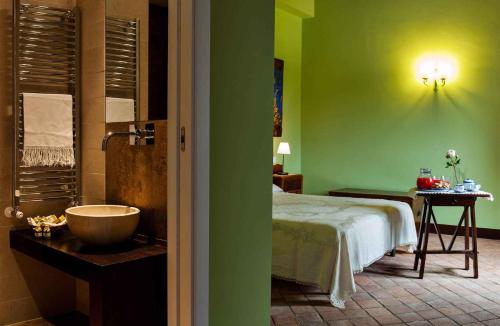 um quarto com uma cama e uma casa de banho com uma banheira em Apartment in Linguaglossa/Sizilien 38037 em Linguaglossa