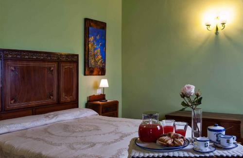 um quarto com uma cama e uma bandeja de comida em Apartment in Linguaglossa/Sizilien 38037 em Linguaglossa