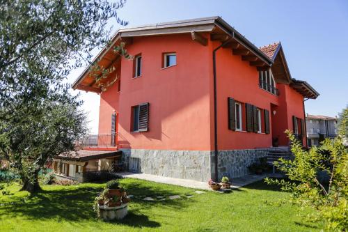 a red house with a yard in front of it at Antonietta in Calcinelli