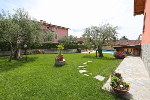 a yard with two potted plants on the grass at Antonietta in Calcinelli