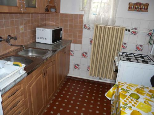 Кухня або міні-кухня у Holiday home in Balatonfenyves 38166