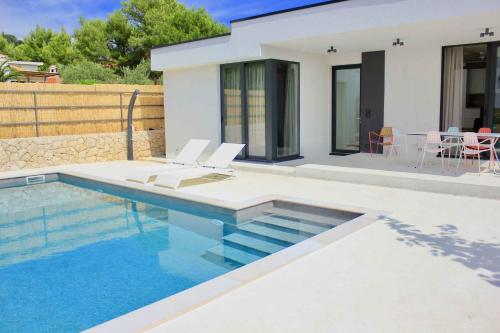 Kolam renang di atau dekat dengan Holiday home in Barbat - Insel Rab 38124