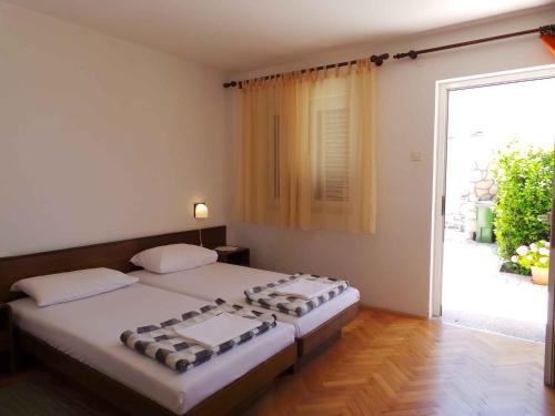 Postel nebo postele na pokoji v ubytování Apartments in Novi Vinodolski 38122