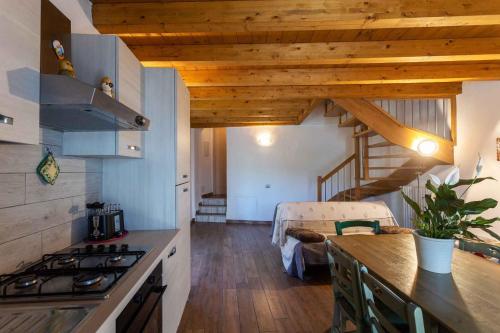 een keuken met een kookplaat in de kamer bij Apartment in Tremosine/Gardasee 22279 in Tremosine Sul Garda