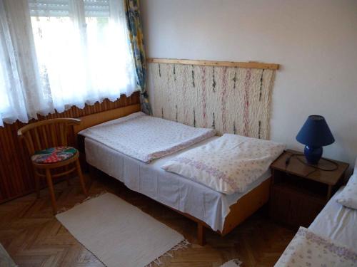 - une petite chambre avec un lit et une fenêtre dans l'établissement Holiday home in Balatonmariafürdo 31229, à Balatonmáriafürdő