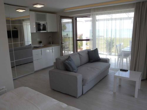 ein Wohnzimmer mit einem Sofa und einer Küche in der Unterkunft Studio in Siofok/Balaton 27759 in Siófok