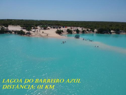 een luchtzicht op een strand in het water bij Pousada Lagoa do Barreiro Azul in Paulino Neves