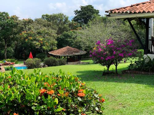 Jardín al aire libre en Villa Calusa