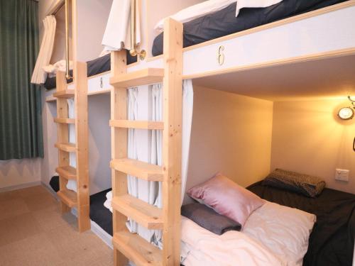 Двухъярусная кровать или двухъярусные кровати в номере 54Journey 東京大手町ホステル