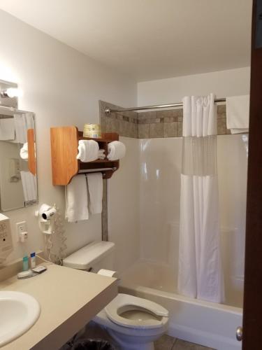 Un baño de Black Hawk Motel & Suites