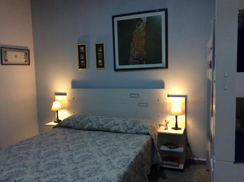 1 dormitorio con 1 cama y 2 lámparas en las mesas en Piccolo Borgo Antico - Il Cantuccio, en Campos do Jordão
