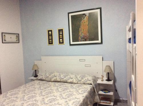 1 dormitorio con 1 cama y una foto en la pared en Piccolo Borgo Antico - Il Cantuccio, en Campos do Jordão