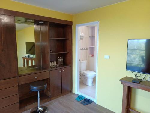 Camera dotata di bagno con servizi igienici e TV. di Pear Story House a Dongshi