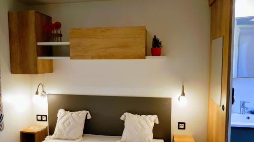 Ένα ή περισσότερα κρεβάτια σε δωμάτιο στο Mobile home De Luxe St Cyprien