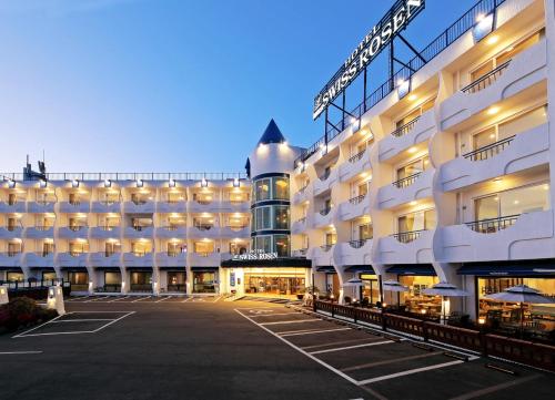 慶州市にあるベニキア スイス ローゼン ホテルの駐車場付きの白い大きな建物