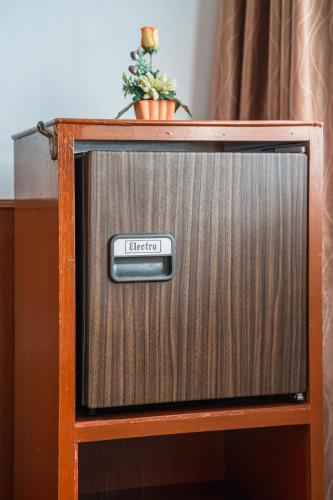 an old television sitting on top of a table at Elizabeth Hotel in Bangkok