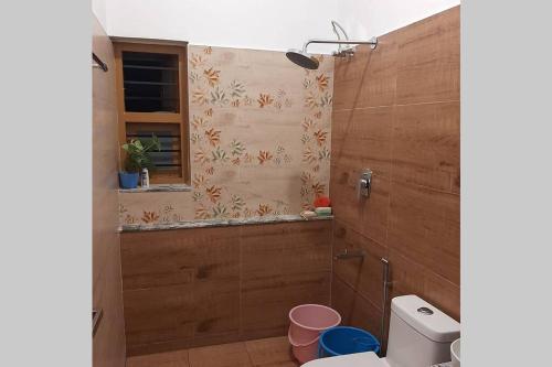 Ένα μπάνιο στο Beautiful village house with all facilities.